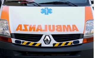 Moto contro un capriolo, poi lo schianto contro un albero: muore a 46 anni
